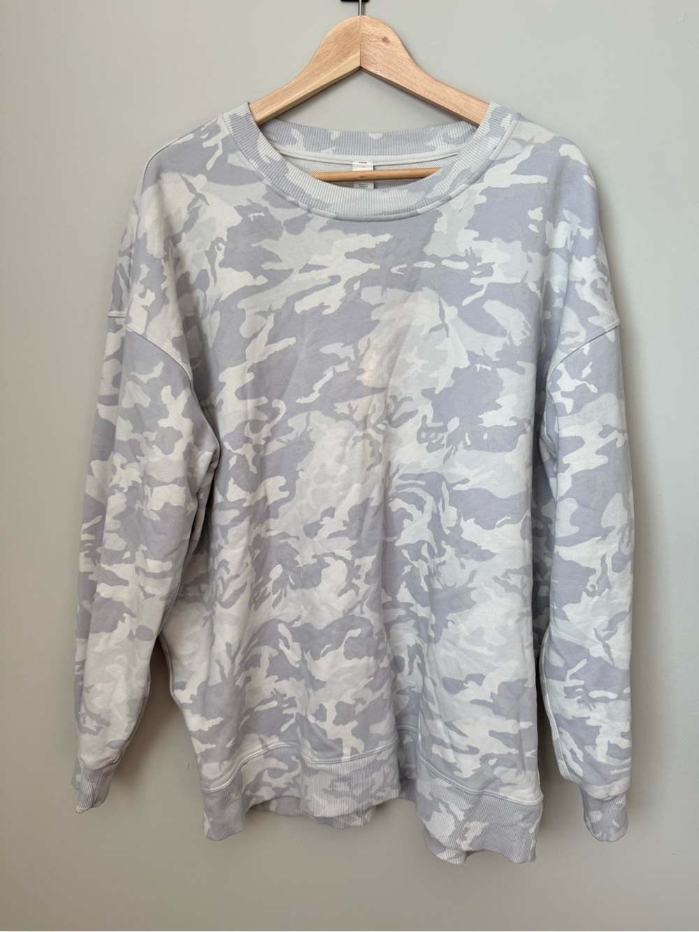 Lululemon Perfectly Oversized Crewneck Sweatshirt Gray Camo Size 10/Large - Picture 2 of 4